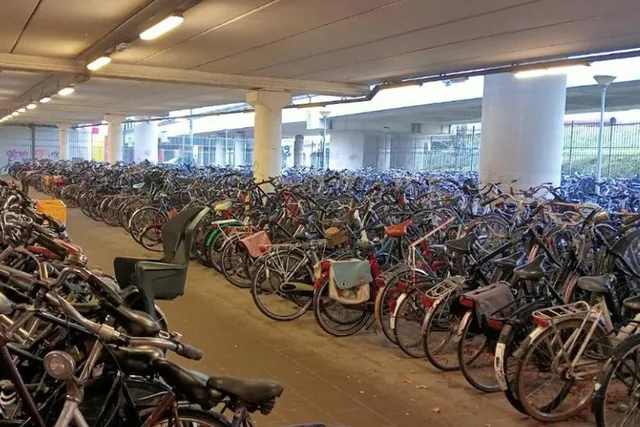 Foto uit Google Maps van de bewaakte fietsenstalling Biesieklette bij station Schiedam Centrum