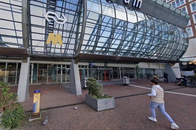 Street View van de ingang van station Schiedam Centrum aan het Stationsplein, met het gele M-teken van de metro en het NS-logo