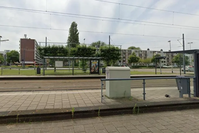 Street View van het perron en de abri van tramhalte 's-Gravelandseweg