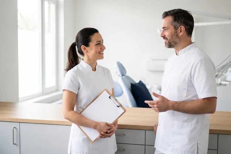 De tandarts en de assistente overleggen