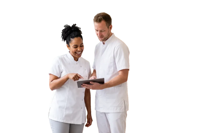 Twee collega's bekijken samen een tablet