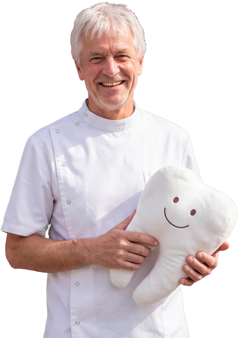 Tandarts met een zachte knuffelkies in zijn handen